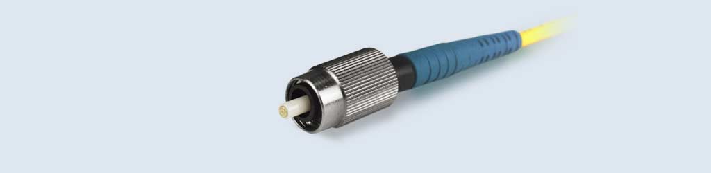Primo piano di un connettore ottico FC (Ferrule Connector)