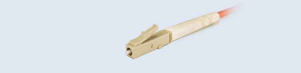 Primo piano di un connettore ottico tipo LC (Lucent Connector o Little Connector)