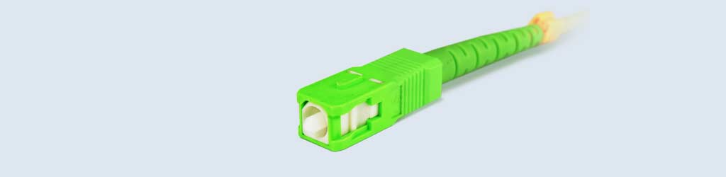 Primo piano di un connettore ottico SC (Suscriptor Connector o Square Connector)