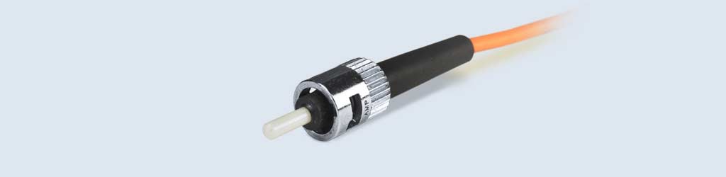 Primo piano di un connettore ottico ST (Straight Tip) 