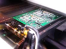 Una placa de circuito impreso dispuesta para ser soldada.