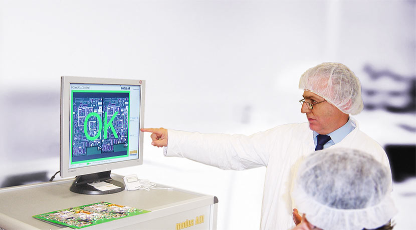Control de calidad óptico del circuito acabado.
