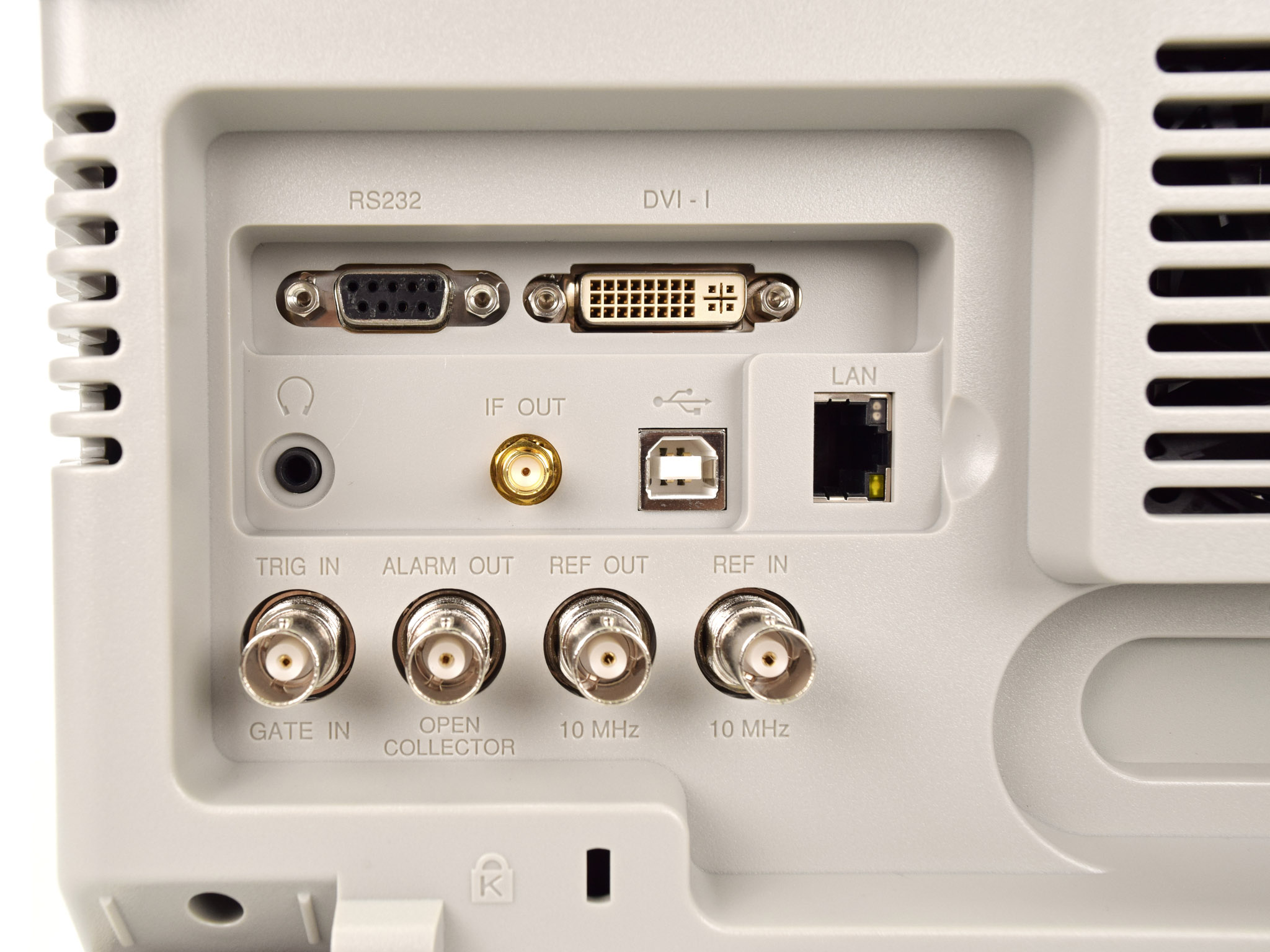 AE-166 / AE-167: Analizzatore di spettro a 3 GHz con generatore di tracking