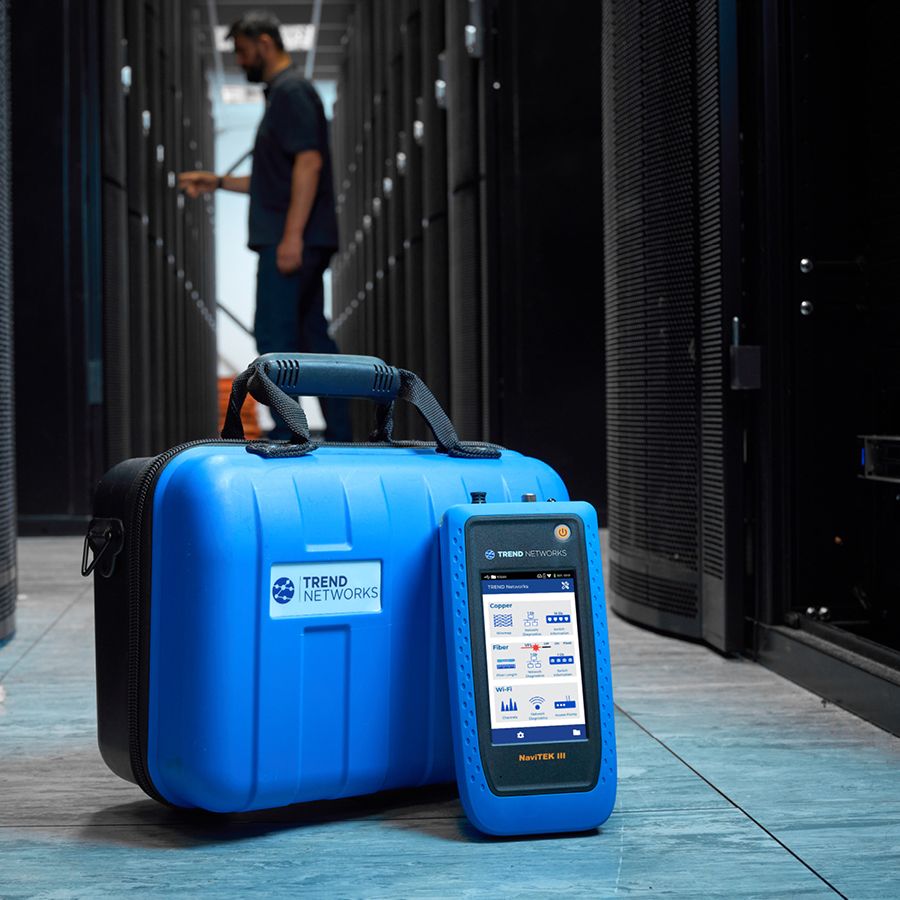 NaviTEK III junto a su maletín rígido en el pasillo de un centro de datos
