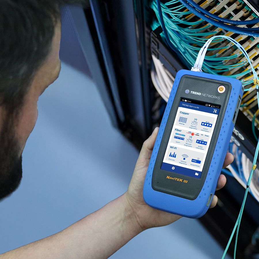 NaviTEK III con latiguillos de fibra conectados frente a un panel de fibra
