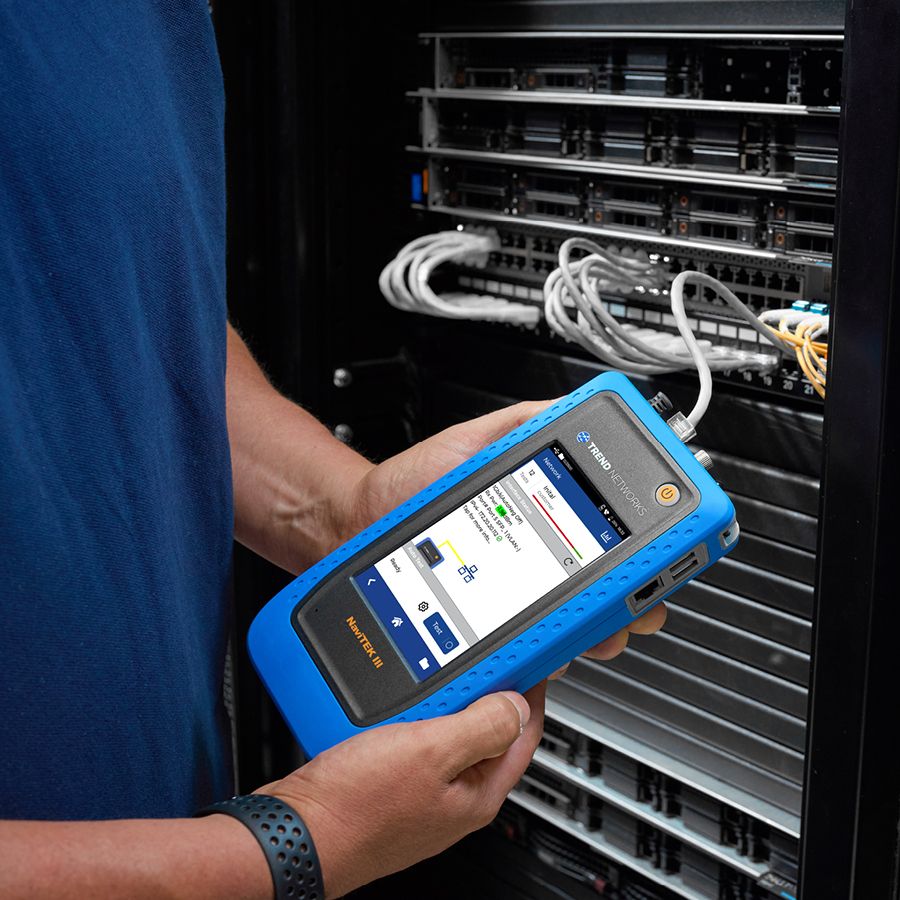 Técnico comprobando un enlace de cobre en un rack de servidores con el NaviTEK III