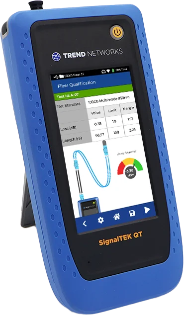 SignalTEK QT Pro con soporte mostrando la calificación de fibra: pérdida, longitud y margen