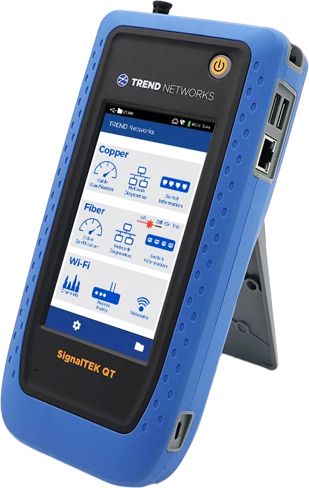 Calificador TREND Networks SignalTEK QT Pro con soporte, mostrando el menú de cobre, fibra y Wi-Fi
